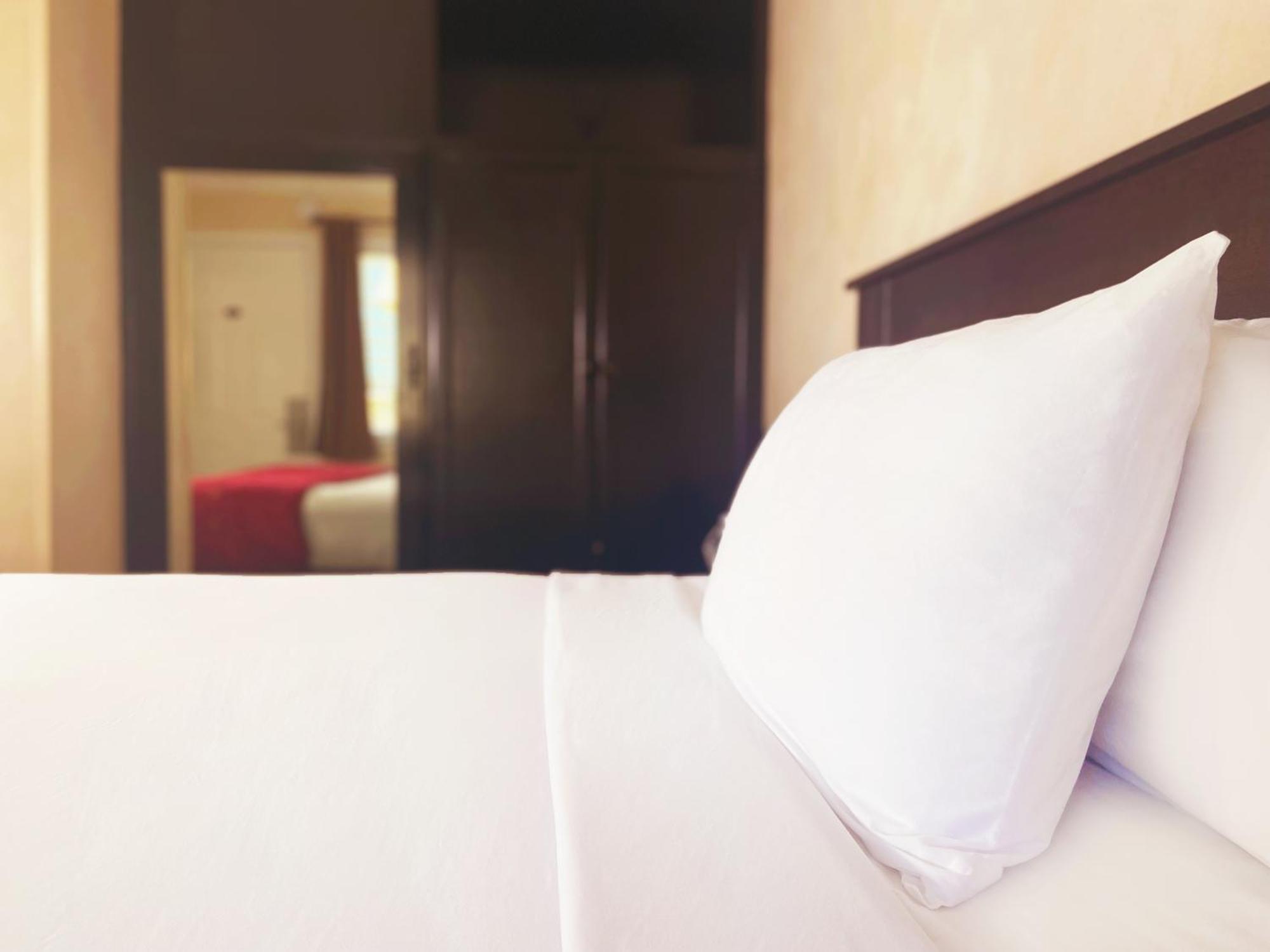 Habitación con cama grande